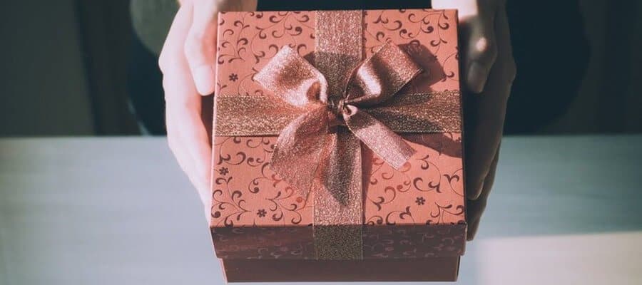 Holiday ecommerce: a gift box 