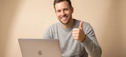 man_thumbsup_beige_2139x1050-420x190.webp